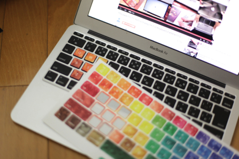 USキーボードぉ…。MacBook Airのレインボーキーボードシールが届いたので貼り付けた image 7